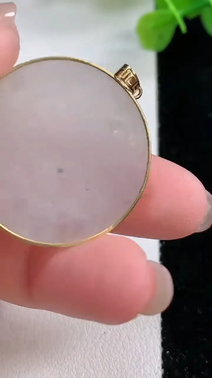 天然A货翡翠种白冰无事牌吊坠，尺寸31.9-29.8-3.2，重:7.43g
11月30日