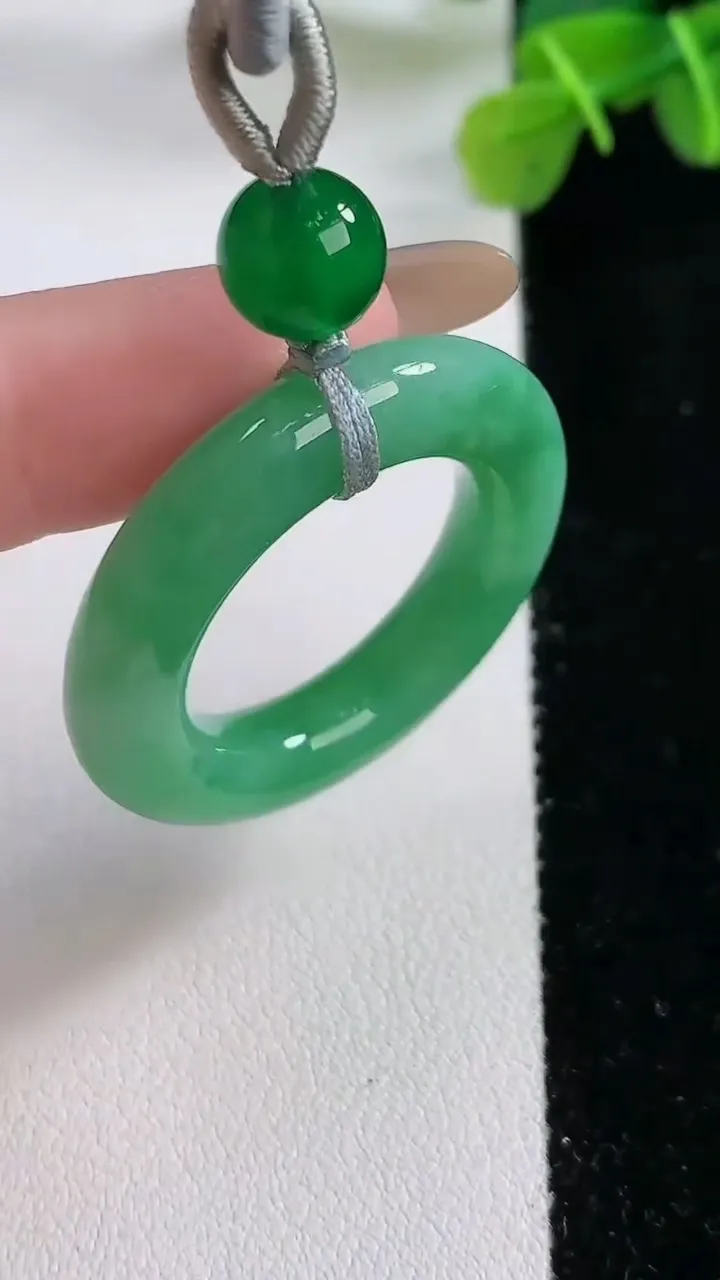 天然A货翡翠平安环吊坠，尺寸34.3-6.6，重:10.04g
11月30日