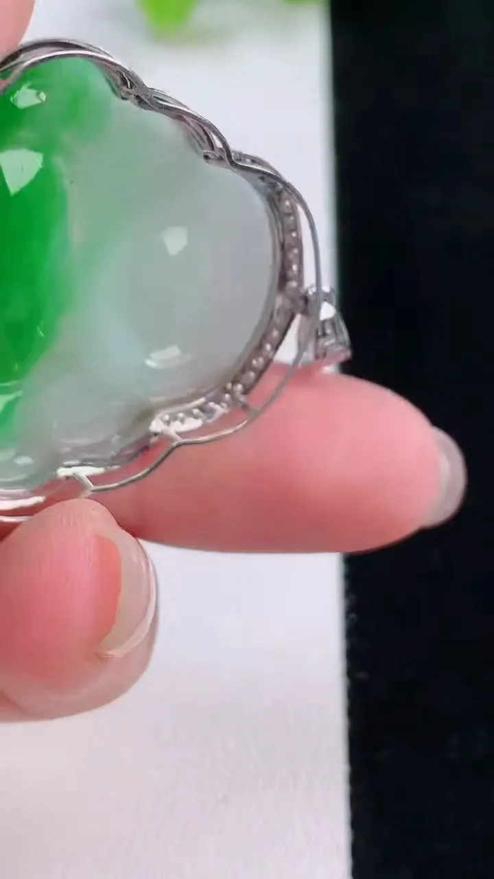 天然A货翡翠佛公吊坠，尺寸34.6-32-6.5，裸石26.4-30.2重量:5.74g
11月30日