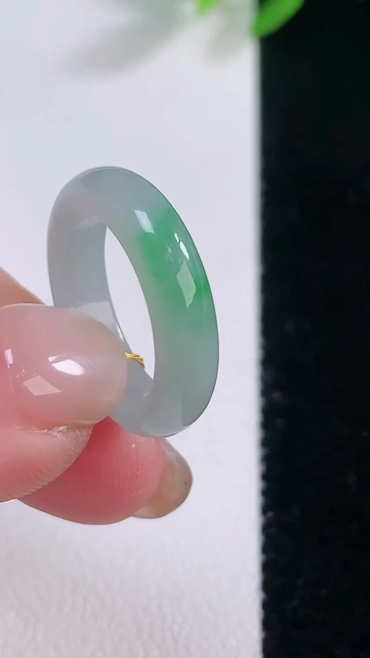 天然A货翡翠指环 戒指，尺寸15.5-4.2-2.6，重量:2.51g2025年11月30日
工厂直销收藏佳品,种好水足，色泽均匀，有种有色，上手高大气！