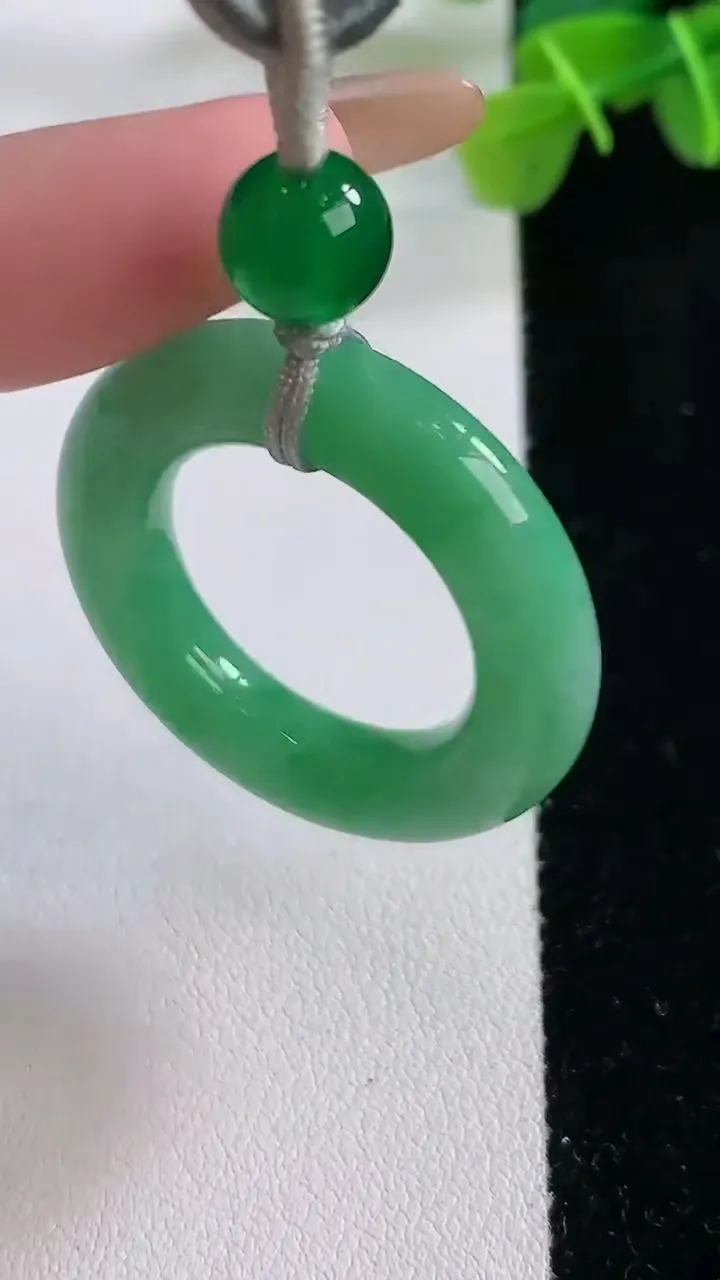 天然A货翡翠平安环吊坠，尺寸34.3-6.6，重:10.04g
11月30日