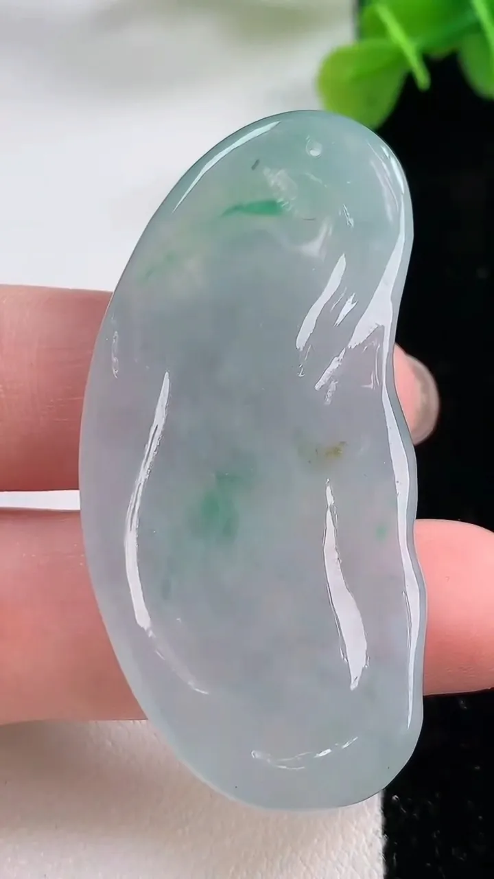 天然A货翡翠弥勒佛公吊坠，尺寸52-25-6.2，重:15.86g
11月30日