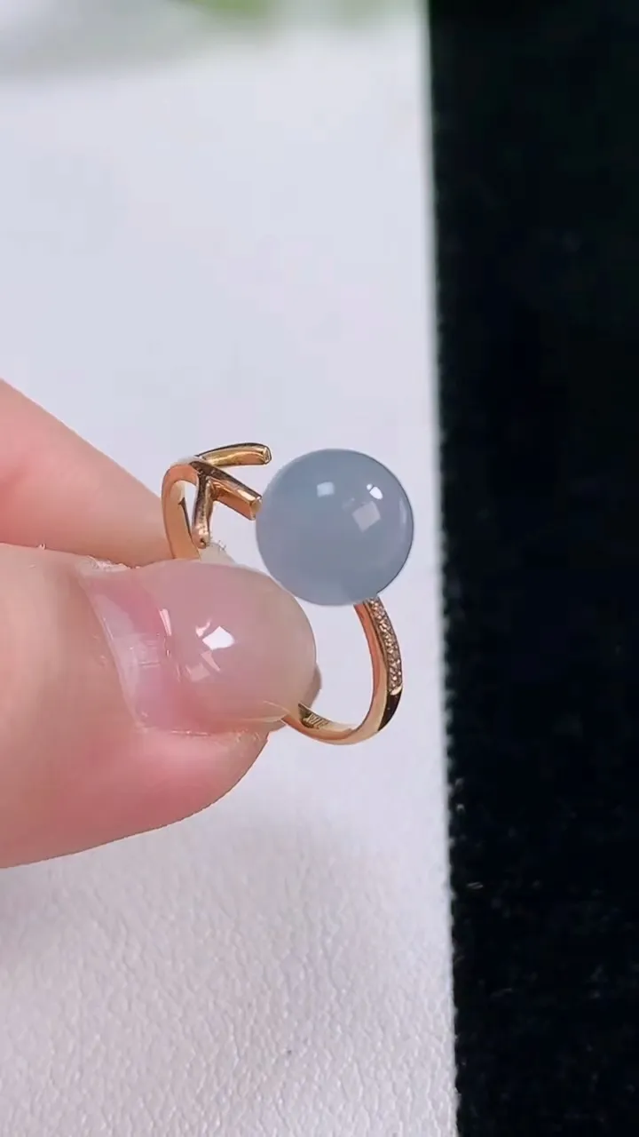 天然A货翡翠18K金紫罗兰圆珠戒指，尺寸7.9，重量:2.10g2025年11月30日
工厂直销收藏佳品,种好水足，色泽均匀，有种有色，上手高大气！