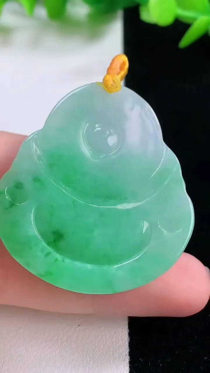 天然A货翡翠佛公吊坠，尺寸41.7-38.7-6.9，重量:18.72g
11月30日