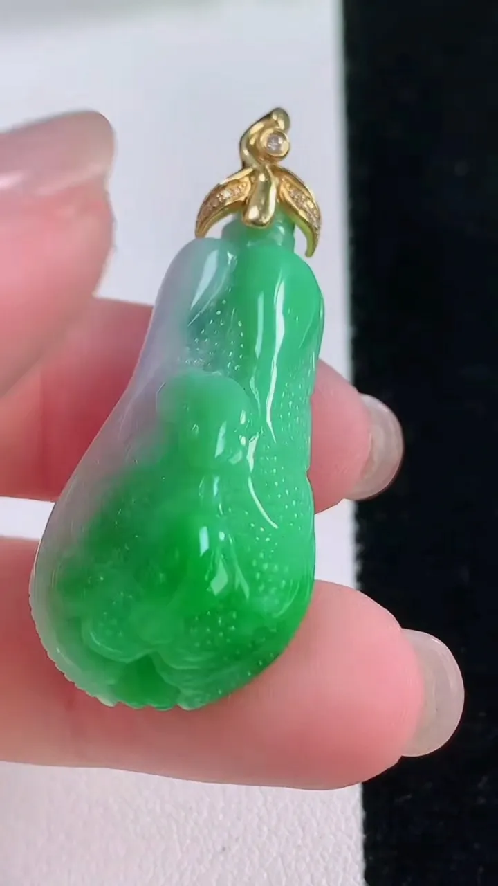 天然A货翡翠白菜吊坠，尺寸35-18.5-9.7，重量:10.25g
11月30日