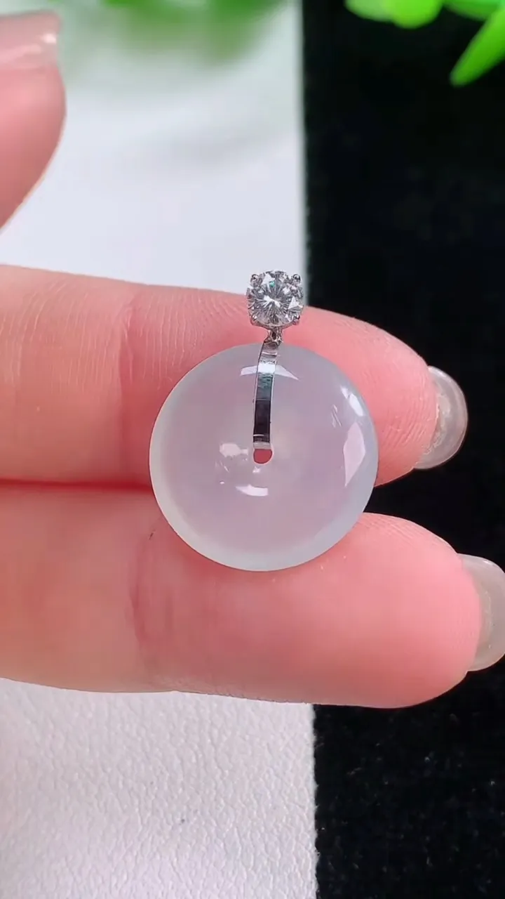 天然A货翡翠种白冰平安扣吊坠，尺寸16-4，重量:2.30g
11月30日