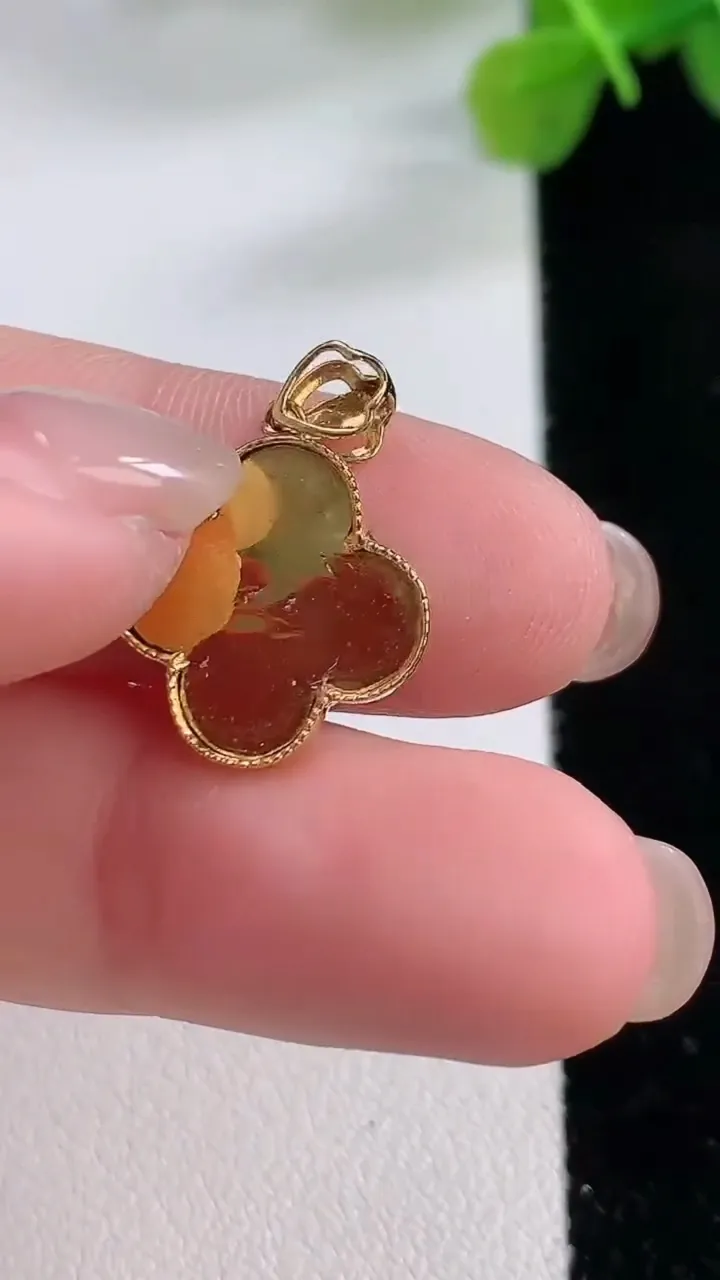 天然A货翡翠四叶草吊坠，尺寸21-15-2，重:1.54g
11月30日