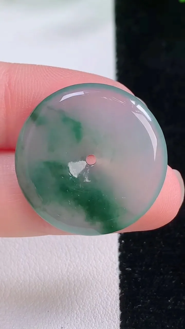 天然A货翡翠冰种飘花平安扣吊坠，尺寸25-4，重量:5.74g
11月30日