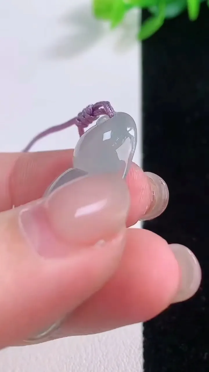 天然A货翡翠福豆吊坠，尺寸37.3-15-5.3，重量:4.98g
11月30日