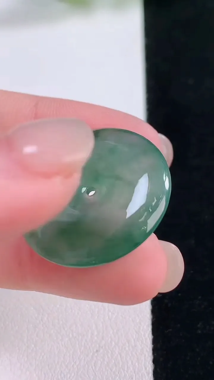 天然A货翡翠平安扣吊坠，尺寸25.3-4.7，重量:6.46g
11月30日