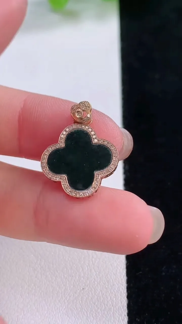 天然A货翡翠18K金墨翠四叶草吊坠，尺寸15.9-12.2-1.7，重量:1.69g
11月30日