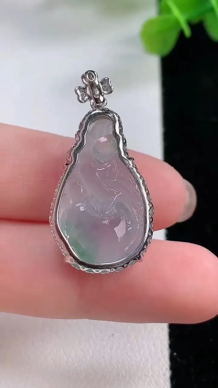 天然A货翡翠种飘花福袋吊坠，尺寸32.5-16.8-6，重:4.67g
11月30日