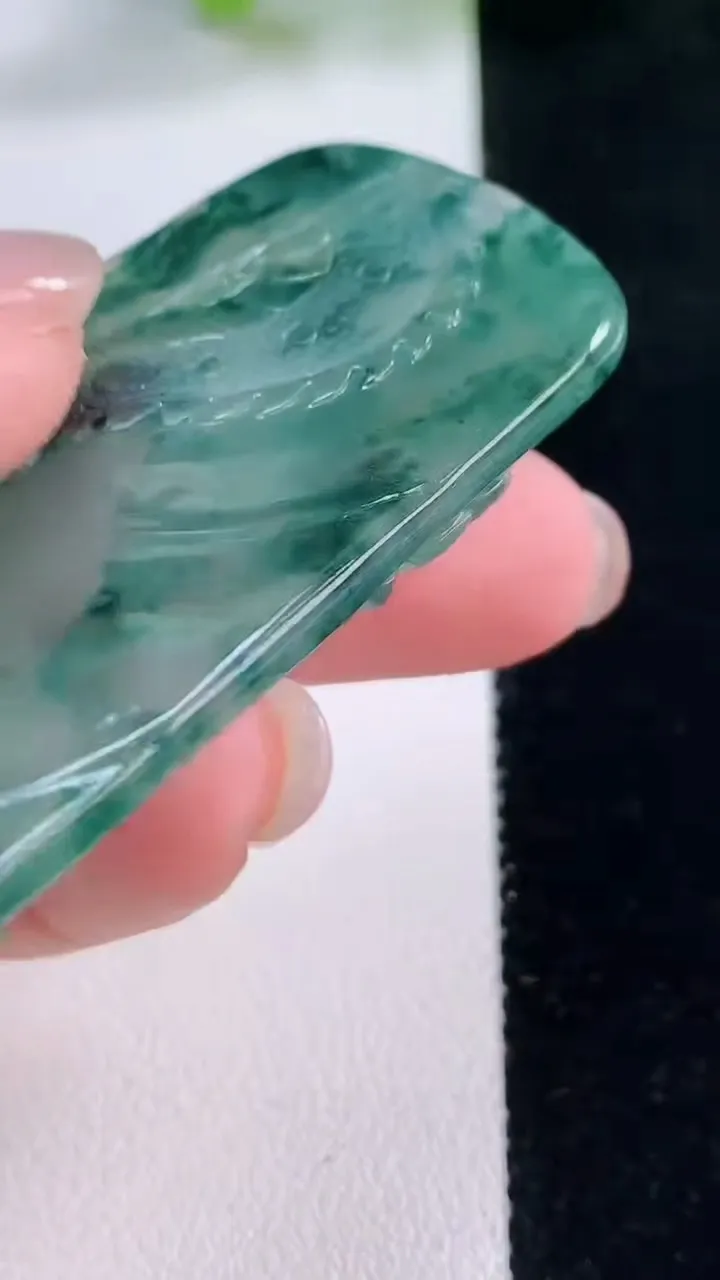 天然A货翡翠冰种飘花龙牌吊坠，尺寸62.6-29.8-5.9，重量:23.04g
11月30日