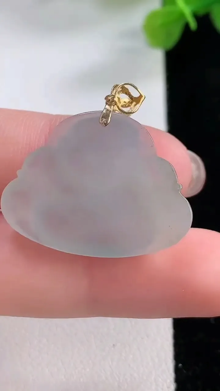 天然A货翡翠种白冰佛公吊坠，尺寸28.2-21.8-5.8，重:5.51g
11月30日