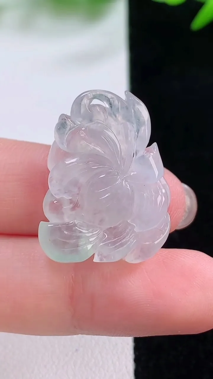 天然A货翡翠和和美美 荷花吊坠，尺寸25.7-19.6-5.6，重量:5.11g
11月30日