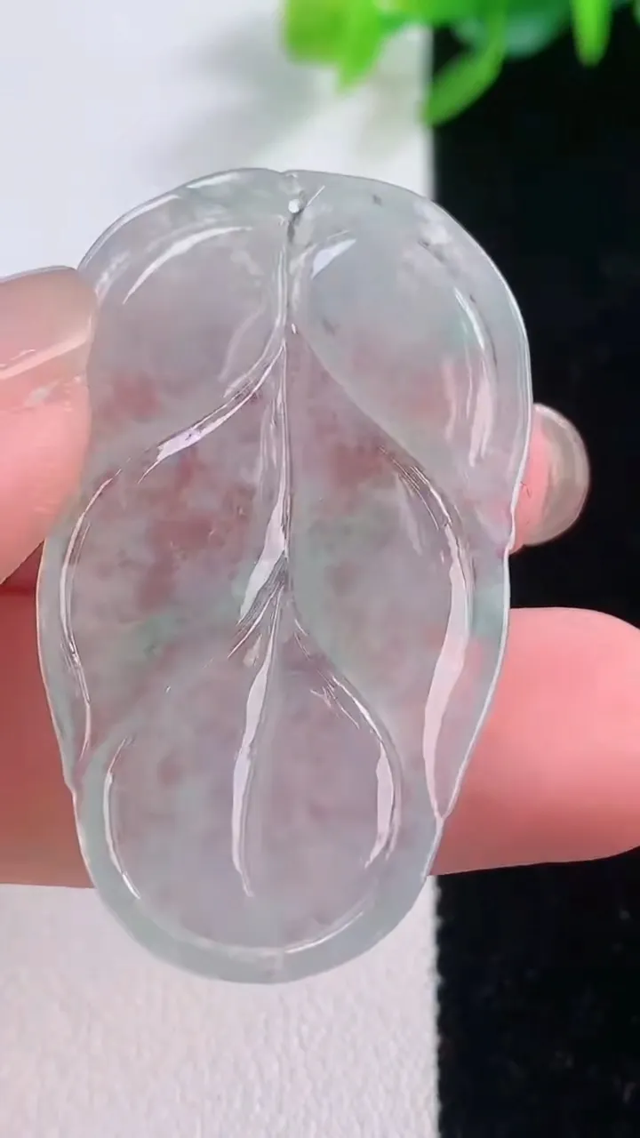 天然A货翡翠金枝玉叶 叶子吊坠，尺寸41.2-24.7-2.7，重量:5.82g
11月30日