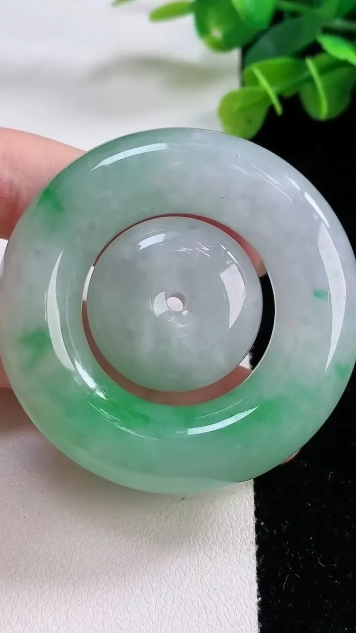 天然A货翡翠母子平安扣吊坠，尺寸51-11-12，重:64.32g
11月30日