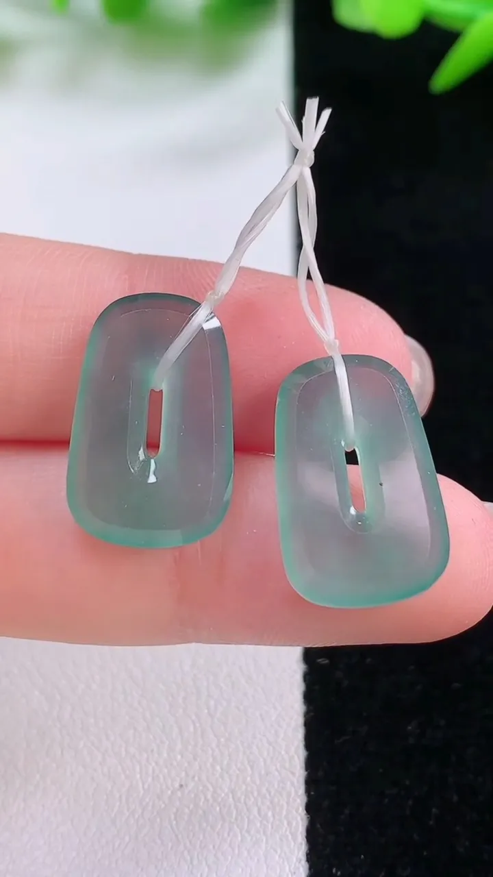 天然A货翡翠福贝吊坠一对，尺寸17.3-11.8-3.4，重量:4.07g
11月30日