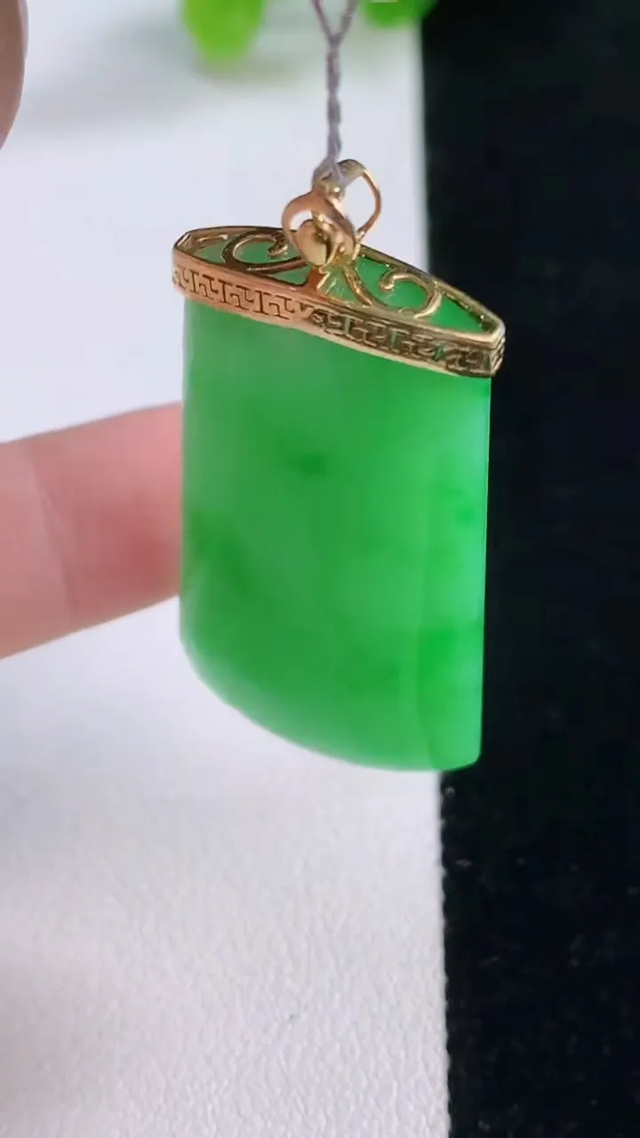 天然A货翡翠无事牌吊坠，尺寸38-20.6-6.4，重量:11.78g
11月30日