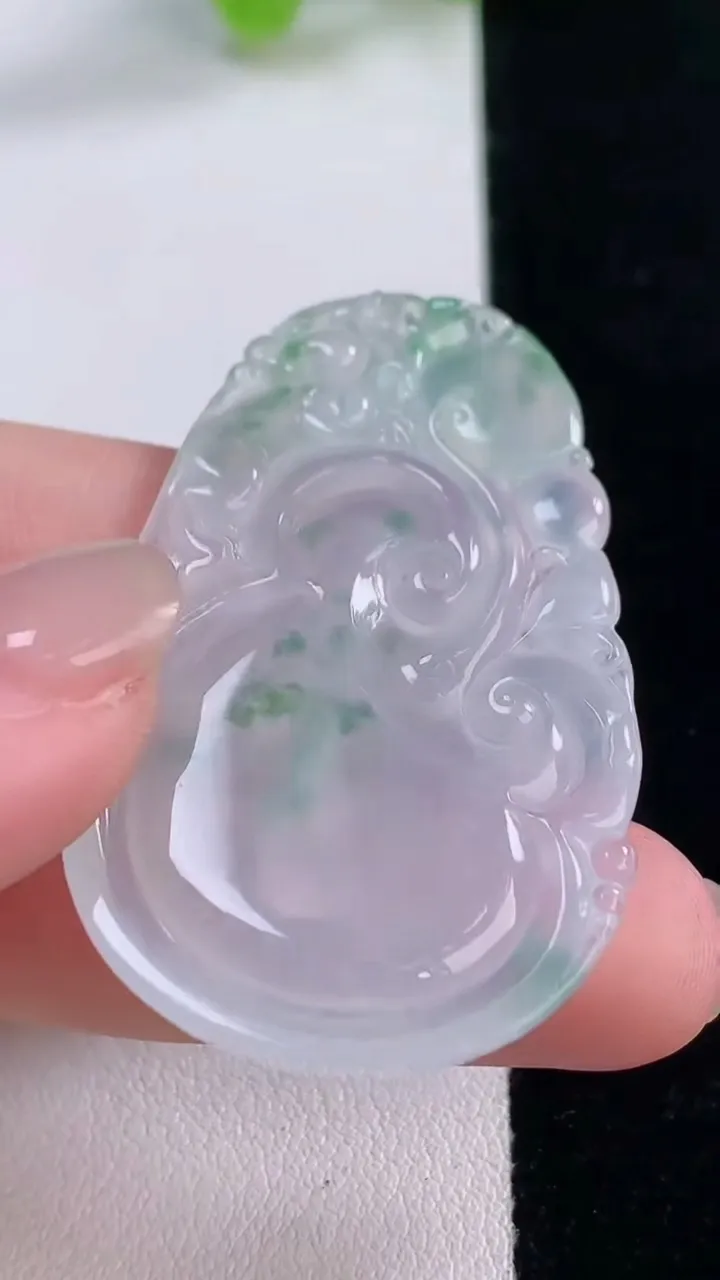 天然A货翡翠冰种飘花如意吊坠，尺寸47.3-28.5-4.6，重量:12.64g
11月30日