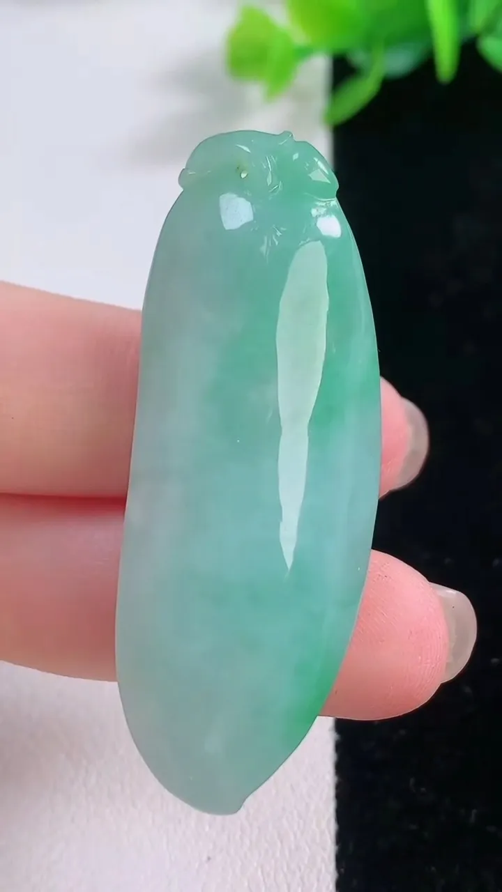 天然A货翡翠福瓜吊坠，尺寸48-18-11.5，重量:17.21g
11月30日