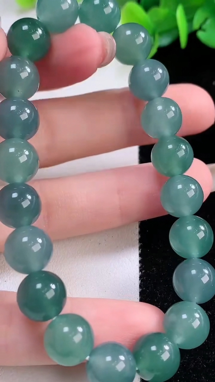 天然A货翡翠种蓝水圆珠手串20颗，尺寸9.6，重量:32.29g11月30日
工厂直销收藏佳品,种好