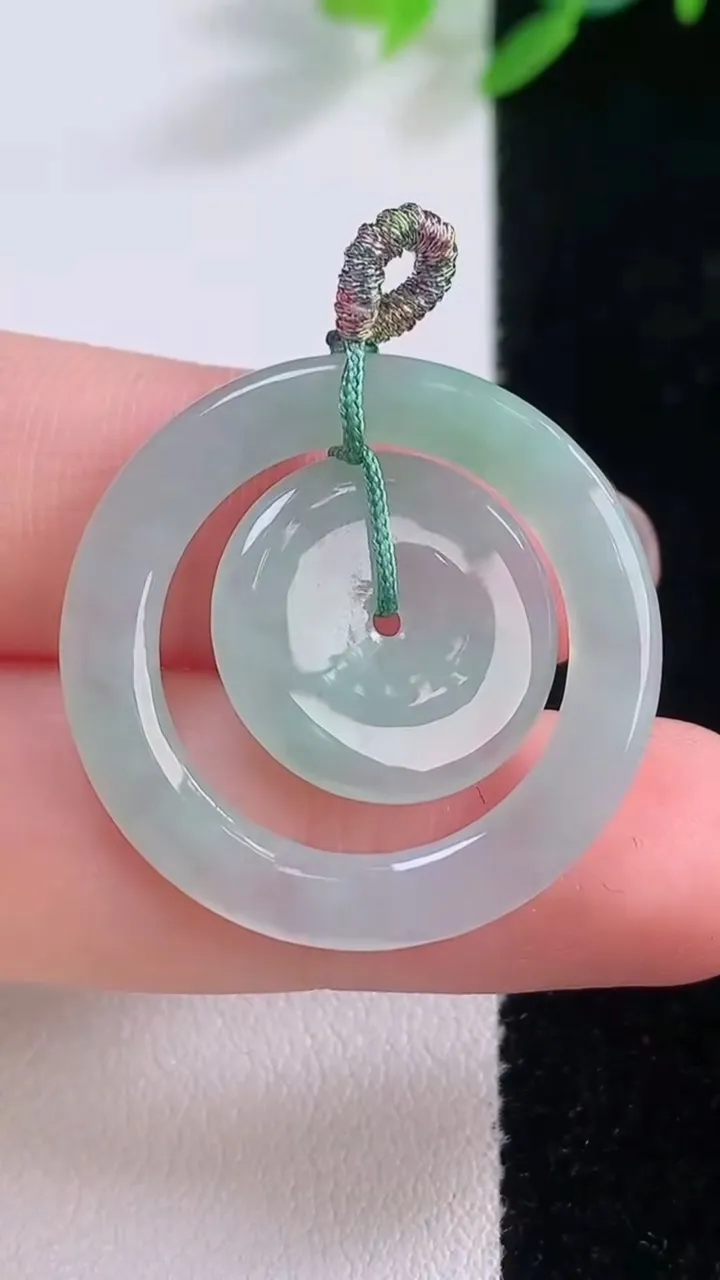 天然A货翡翠母子平安扣吊坠，尺寸28-2.7，重量:4.15g
11月30日