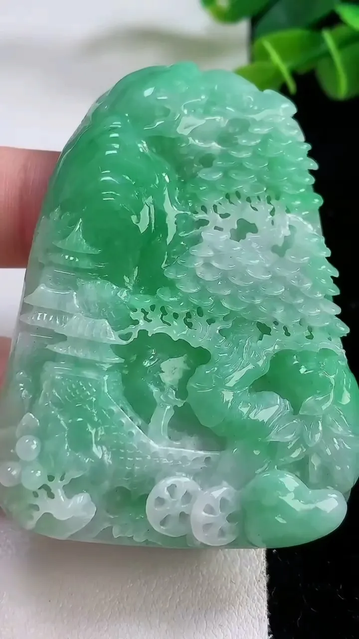 天然A货翡翠山水牌吊坠，尺寸61-45-9，重:48.64g
11月30日