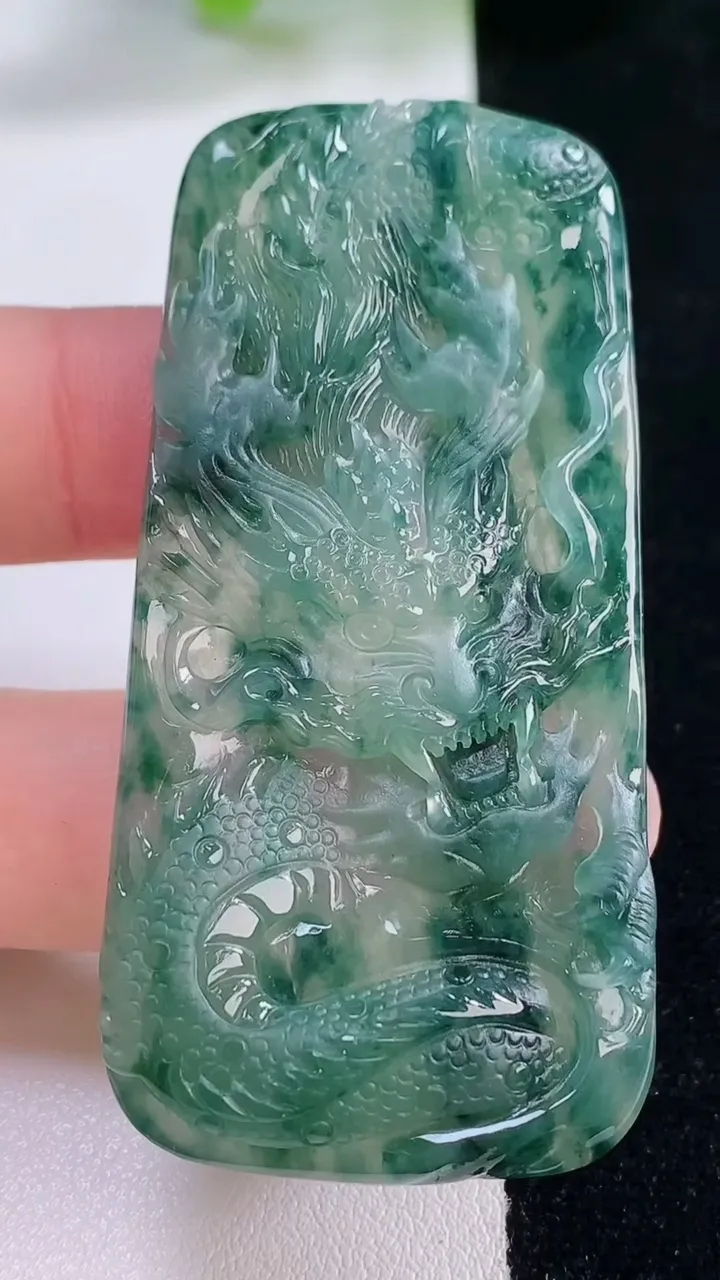 天然A货翡翠冰种飘花龙牌吊坠，尺寸62.6-29.8-5.9，重量:23.04g
11月30日