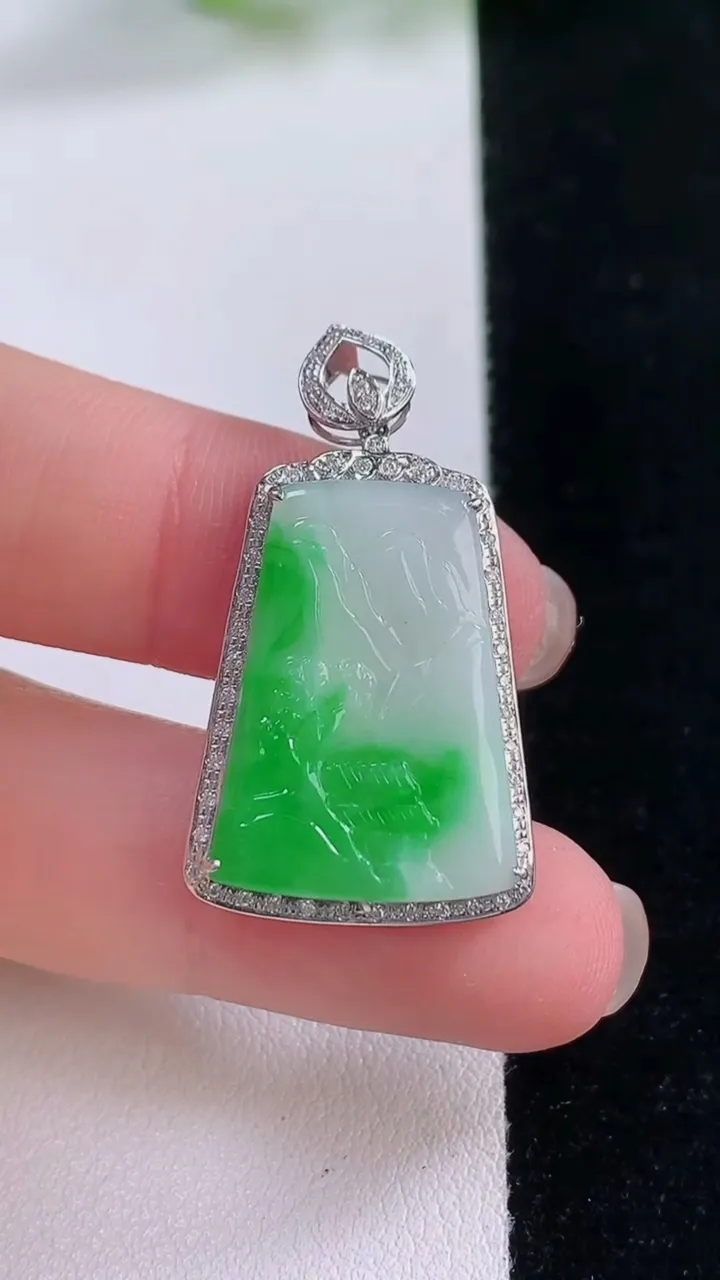 天然A货翡翠山水牌吊坠，尺寸32.5-19-5.3，裸石23-17重量:3.20g
11月30日