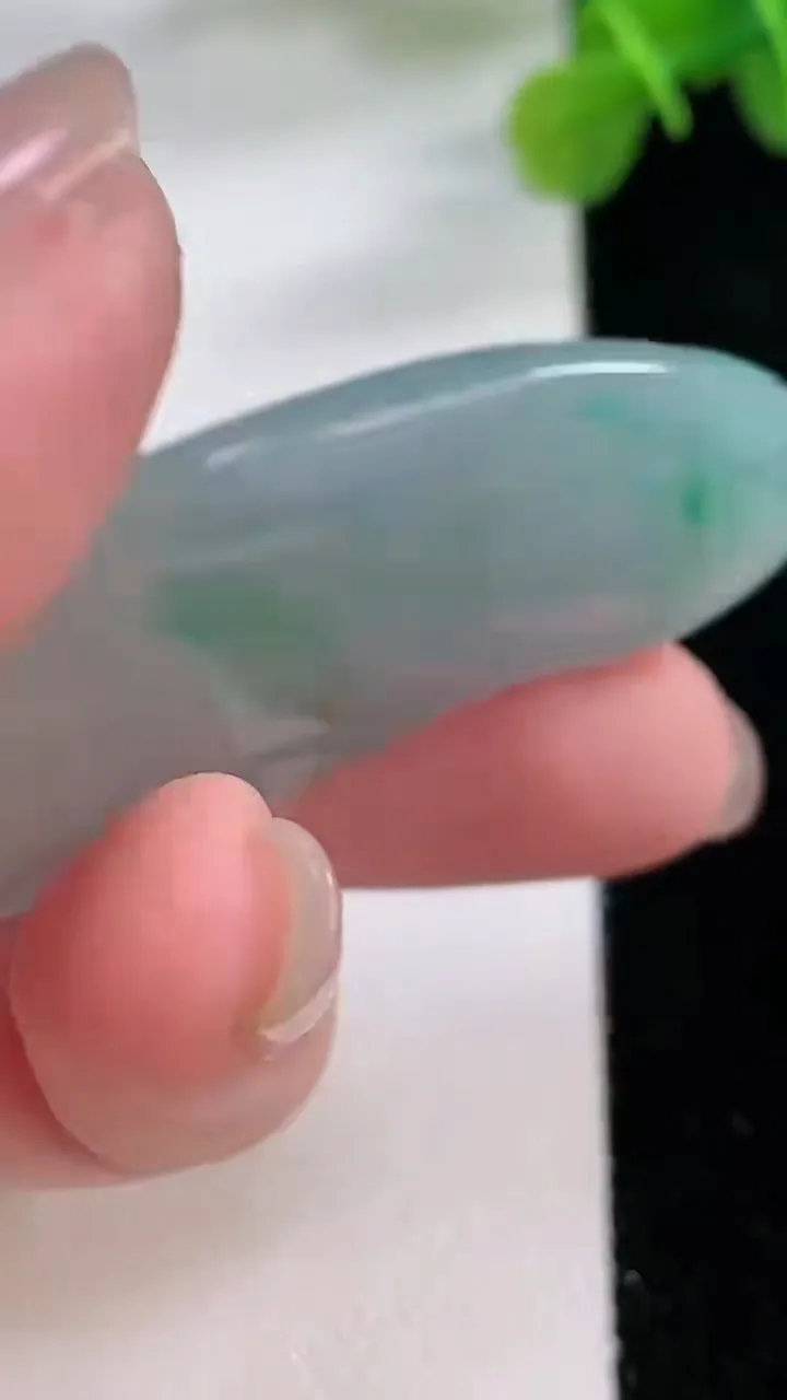 天然A货翡翠弥勒佛公吊坠，尺寸52-25-6.2，重:15.86g
11月30日