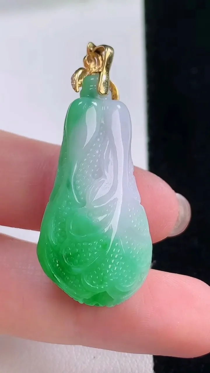 天然A货翡翠白菜吊坠，尺寸35-18.5-9.7，重量:10.25g
11月30日