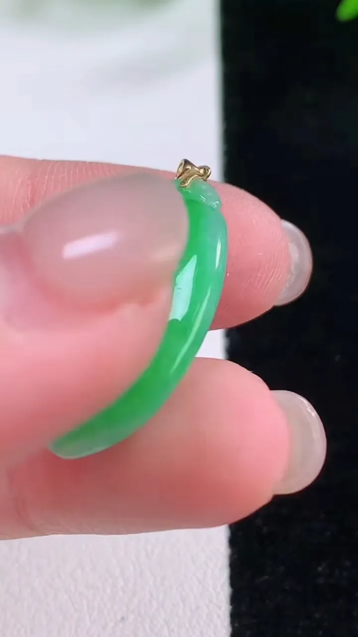 天然A货翡翠福瓜吊坠，尺寸26.7-13.5-5.2，重量:3.70g
11月30日