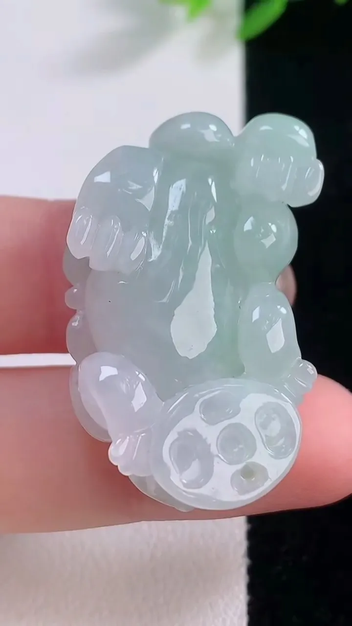 天然A货翡翠貔貅吊坠，尺寸26.2-20.4-10.4，重量:16.87g
11月30日