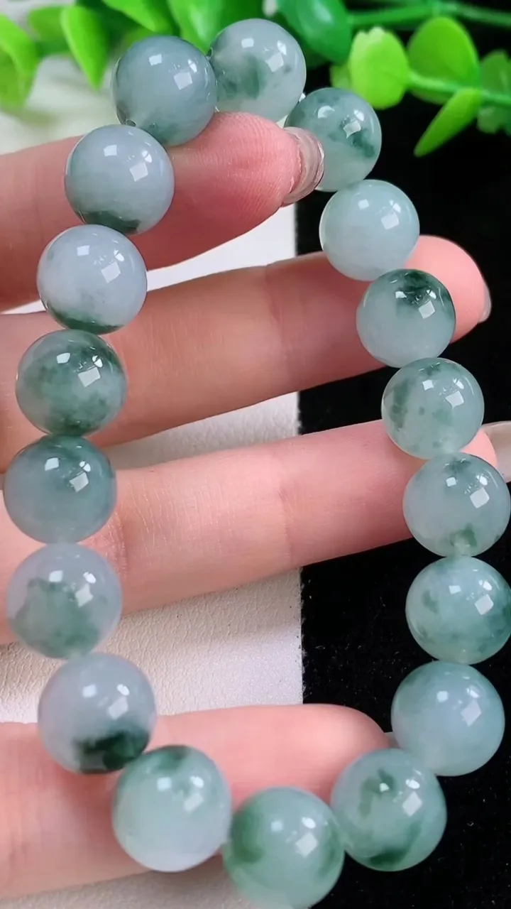 天然A货翡翠飘花圆珠手串，尺寸10.7-18颗，重量:36.41g11月30日
工厂直销收藏佳品,种