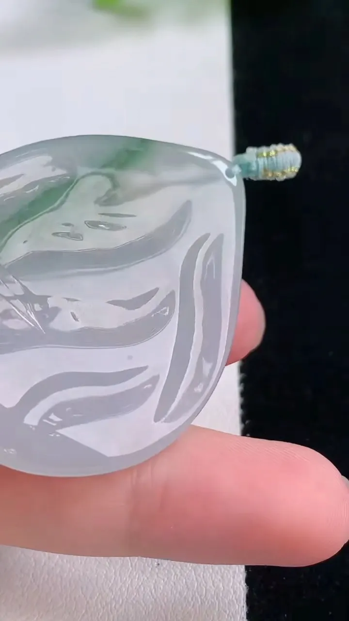 天然A货翡翠冰种飘花大势至菩萨吊坠，尺寸44.7-36.4-5.5，重量:17.58g
11月30日