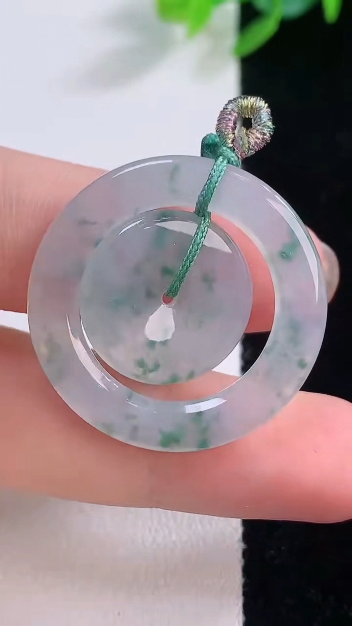 天然A货翡翠冰种飘花母子平安扣吊坠，尺寸29-3，重量:5.16g
11月30日