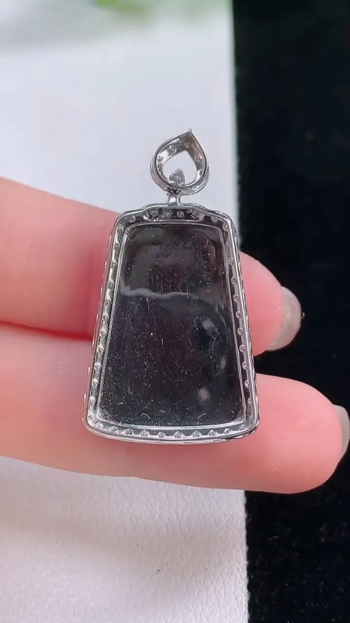 天然A货翡翠山水牌吊坠，尺寸32.5-19-5.3，裸石23-17重量:3.20g
11月30日