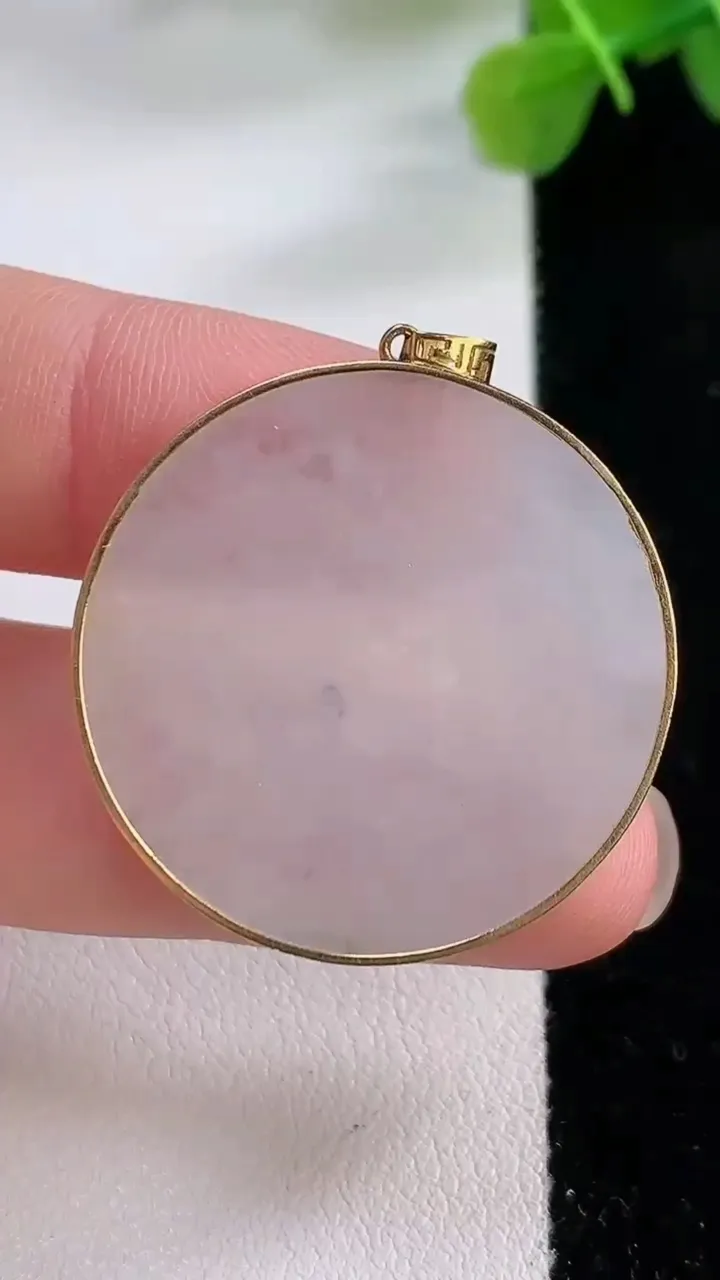 天然A货翡翠种白冰无事牌吊坠，尺寸31.9-29.8-3.2，重:7.43g
11月30日