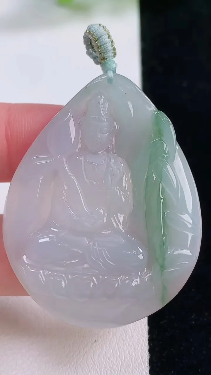 天然A货翡翠冰种飘花大势至菩萨吊坠，尺寸44.7-36.4-5.5，重量:17.58g
11月30日