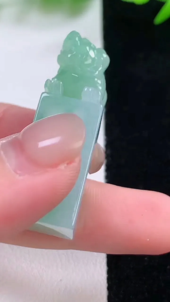 天然A货翡翠貔貅印章，尺寸40-14.4-12.2，重量:18.56g
11月30日