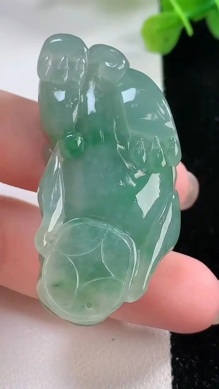 天然A货翡翠貔貅吊坠，尺寸49.5-25-12.8，重:31.64g
11月30日