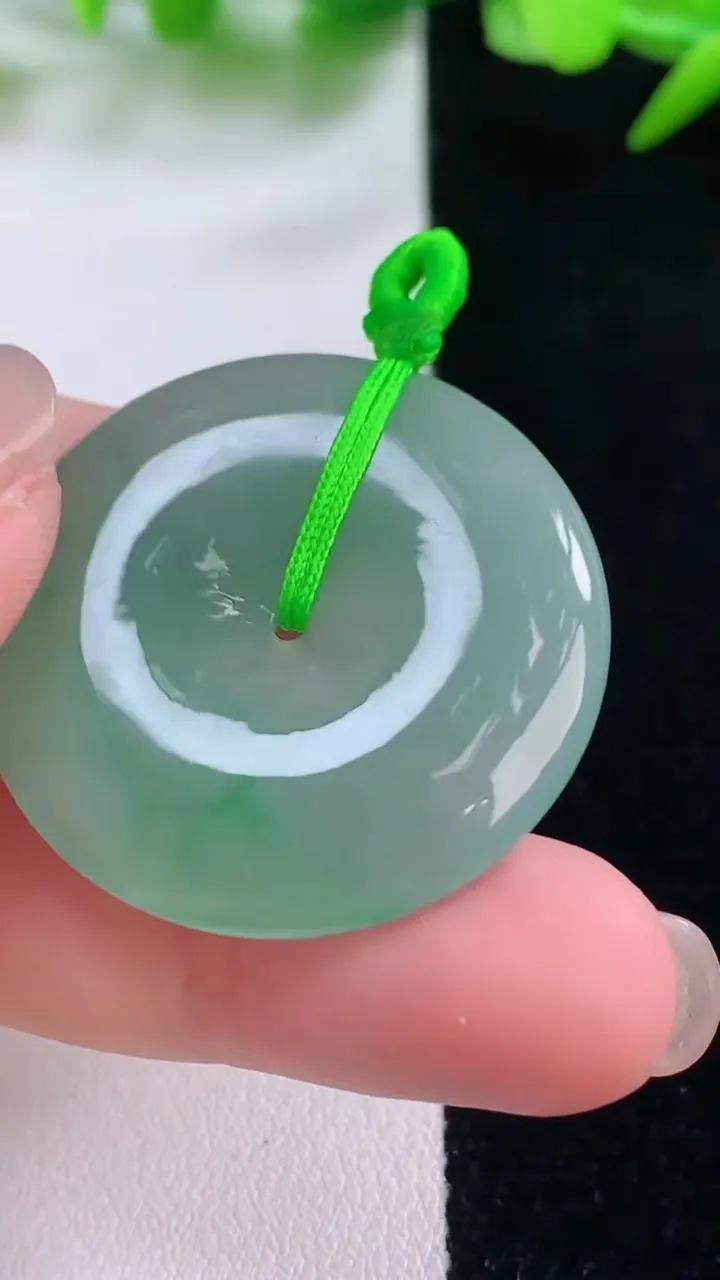 天然A货翡翠平安扣吊坠，尺寸32.8-5.3，重量:12.75g
11月30日