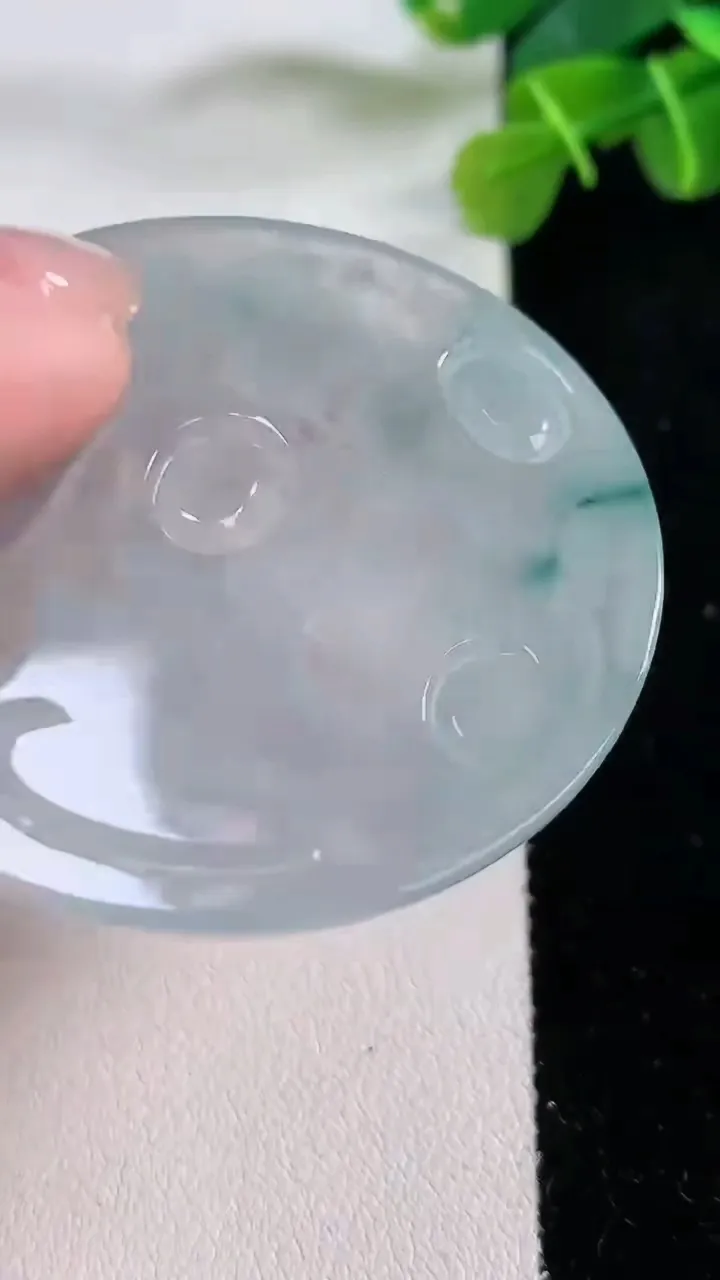 天然A货翡翠冰种飘花大势至观音菩萨吊坠，尺寸49-4.6，重:22.94g
11月30日