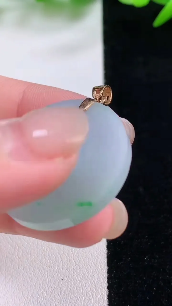 天然A货翡翠18K金春带彩紫罗兰无事牌吊坠，尺寸27.6-3.5，重量:7.93g
11月30日