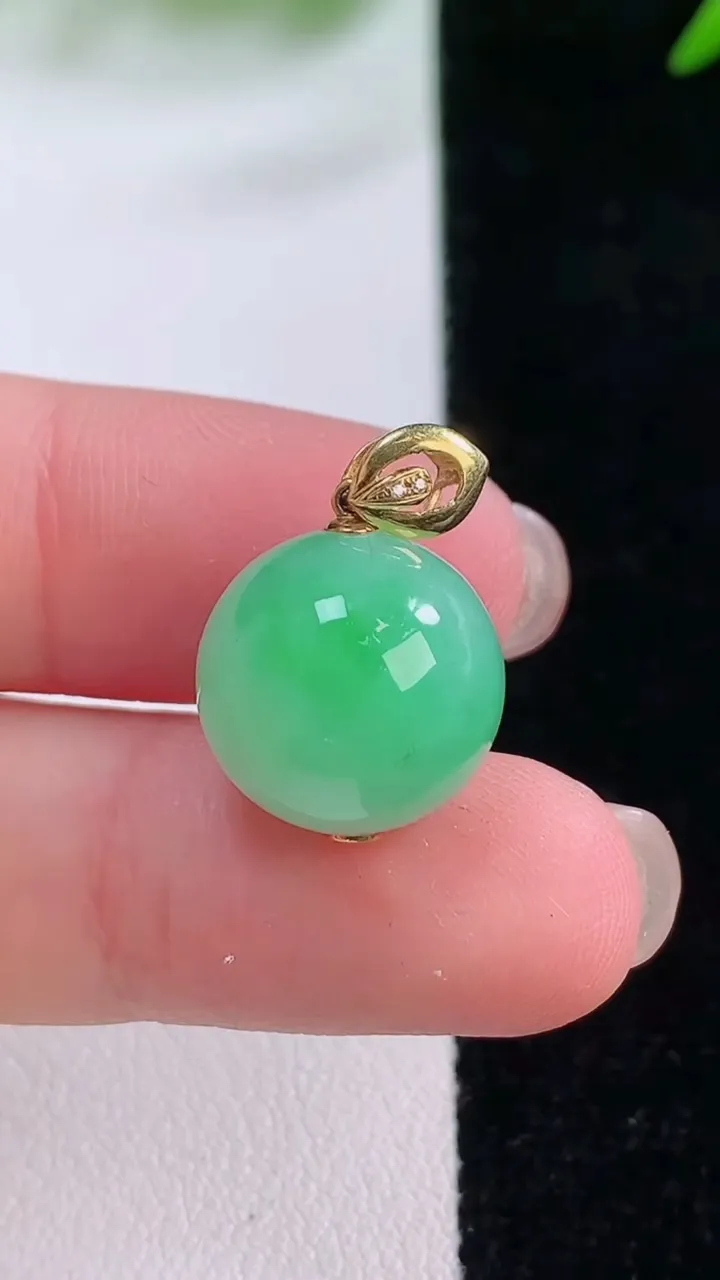 天然A货翡翠圆珠吊坠，尺寸13.6，重量:5.26g11月30日
工厂直销收藏佳品,种好水足，色泽均