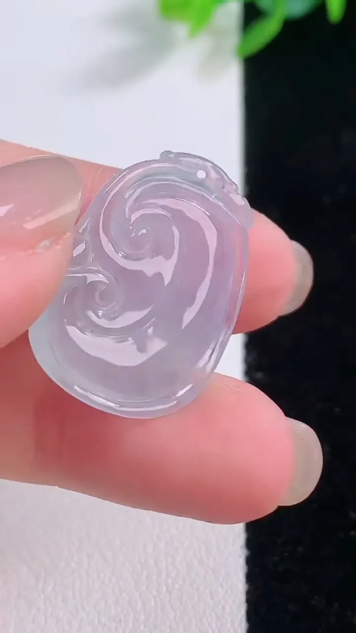 天然A货翡翠如意吊坠，尺寸24.2-17.9-4.4，重量:3.56g
11月30日