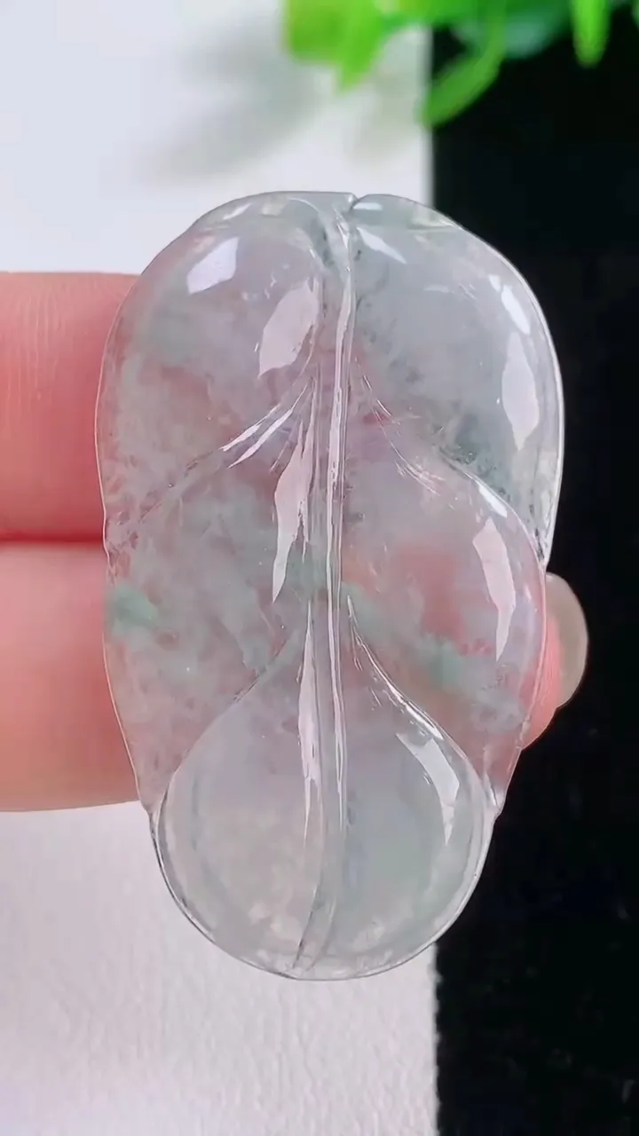 天然A货翡翠金枝玉叶 叶子吊坠，尺寸41.2-24.7-2.7，重量:5.82g
11月30日