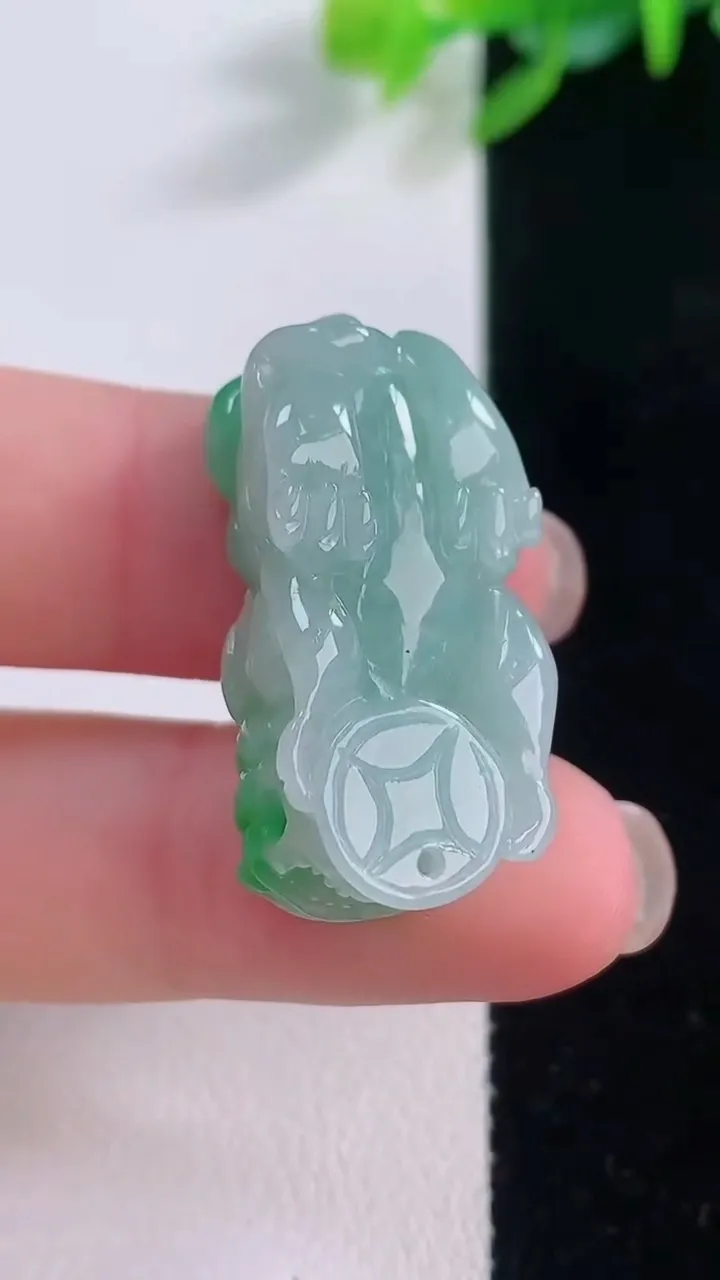 天然A货翡翠貔貅吊坠，尺寸28.5-13.4-11，重量:9.73g
11月30日