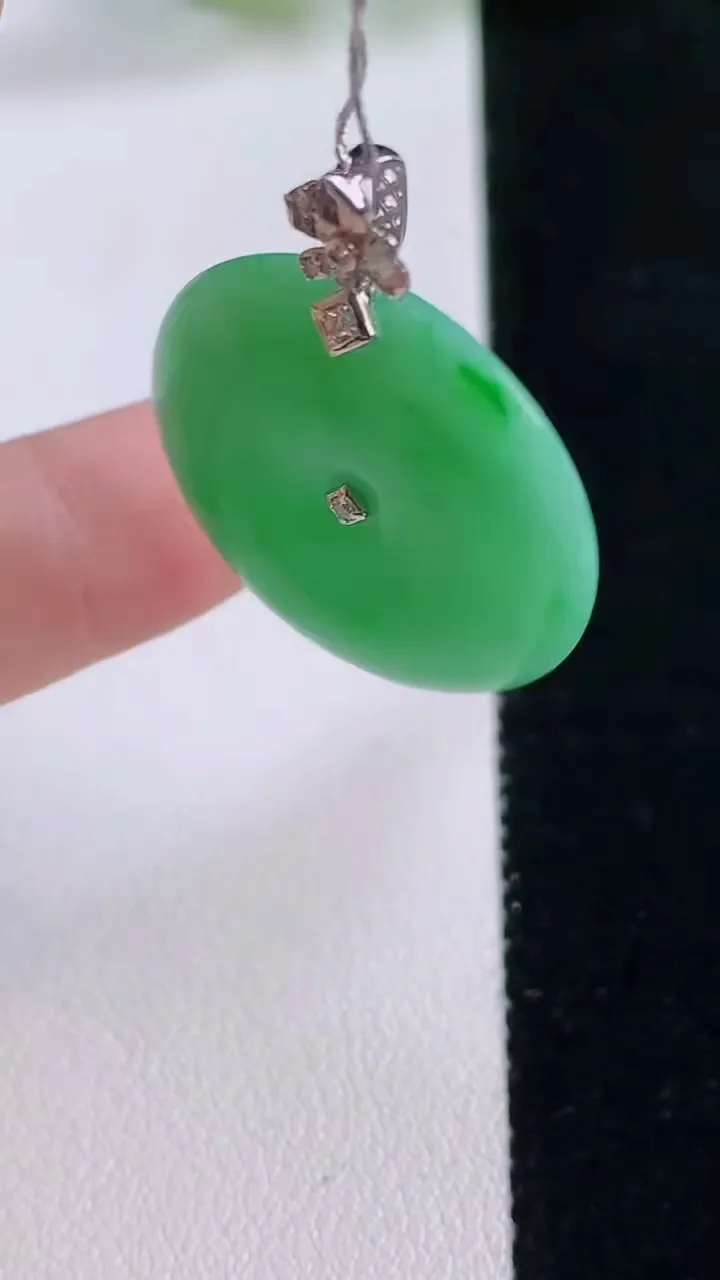天然A货翡翠平安扣吊坠，尺寸25.6-4.9，重量:7.71g
11月30日